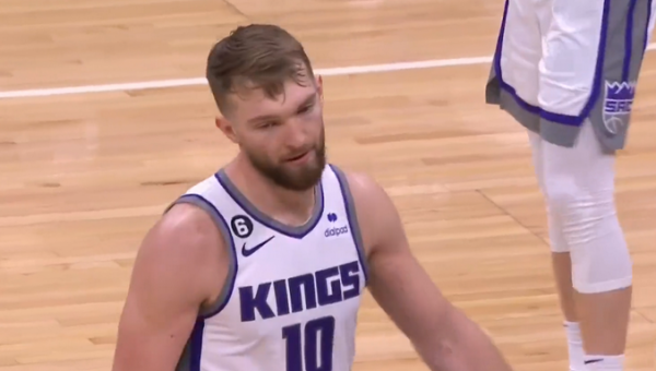 Nušvilpimo sulaukęs D. Sabonis ir „Kings“ krito prieš NBA čempionus (VIDEO)