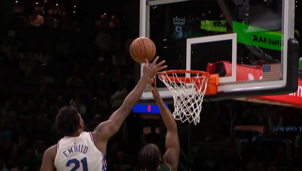 Gražiausias NBA nakties epizodas - J. Embiido galingas blokas (VIDEO)