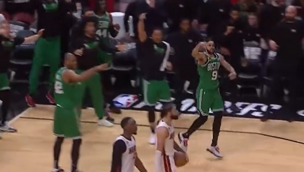 „Celtics“ dramatiškai įveikė „Heat“ ir išlygino serijos rezultatą