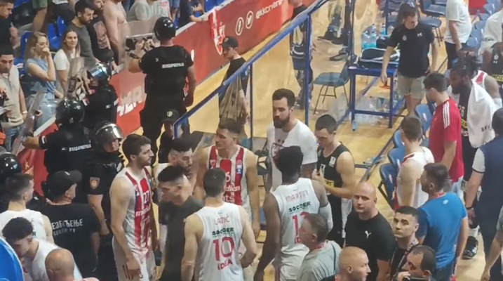 Pamatykite: „Crvena Zvezda“ žaidėjai padėjo „Partizan“ krepšininkams ramiai palikti aikštę