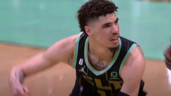 LaMelo Ballas sulaukė įspūdingo „Hornets“ pasiūlymo (A. Reavesas lieka Los Andžele)