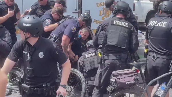 Denverio policininkui amputavo koją po incidento „Nuggets“ čempioniško parado metu (VIDEO)