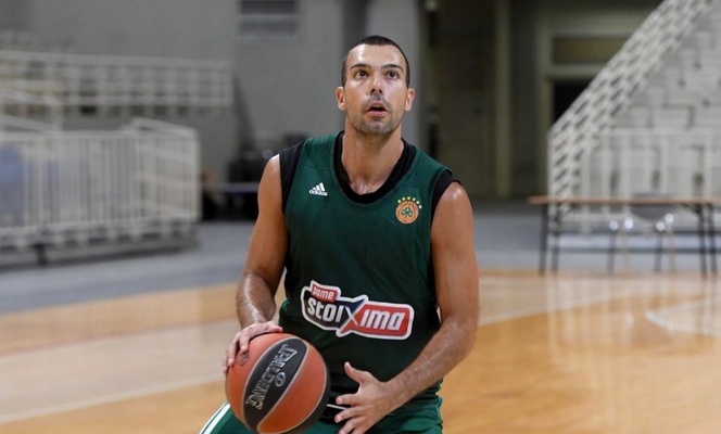 Pamatykite: K. Sloukas apsivilko „Panathinaikos“ marškinėlius