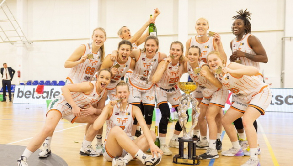 Dėl Baltijos lygos čempionių titulo kovos 13 komandų