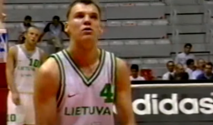 Pamatykite, kaip prieš 26 metus Šaras sužaidė savo pirmąsias rungtynes Lietuvos rinktinėje