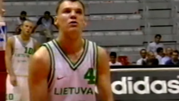 Pamatykite, kaip prieš 26 metus Šaras sužaidė savo pirmąsias rungtynes Lietuvos rinktinėje