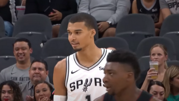 „Spurs“ stebuklingai išsigelbėjo prieš „Suns“ (VIDEO)