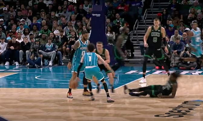 Gražiausias NBA nakties epizodas - efektinga LaMello Ballo ataka (VIDEO)