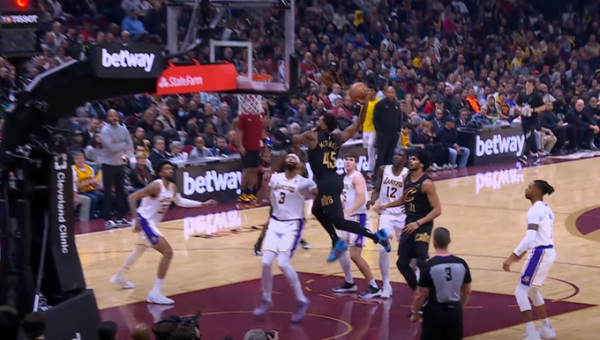 Gražiausias NBA nakties epizodas - monstriškas D. Mitchello dėjimas (VIDEO)