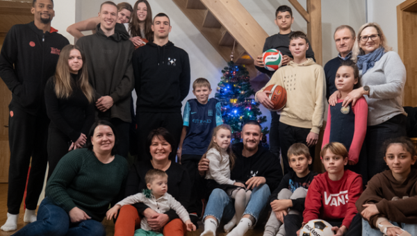 Prieš šventes „Ryto“ krepšininkai pradžiugino vaikus globos namuose