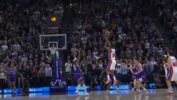 Gražiausias NBA nakties epizodas - pergalingas „Pistons“ gynėjo metimas (VIDEO)
