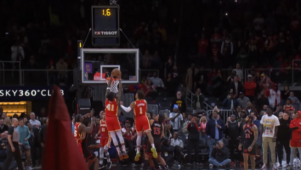 Gražiausias NBA nakties epizodas - pergalingi „Hawks“ taškai (VIDEO)