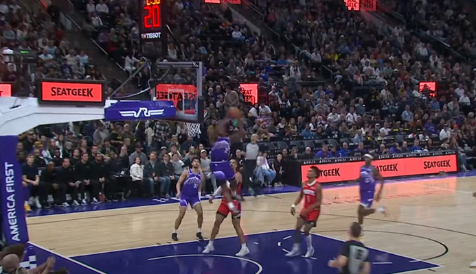 Gražiausias NBA nakties epizodas - efektinga „Jazz“ gynėjo ataka (VIDEO)