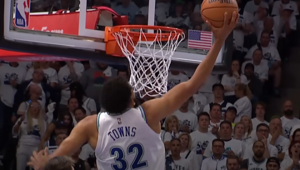 Gražiausias NBA nakties epizodas - galingas Townso dėjimas (VIDEO)