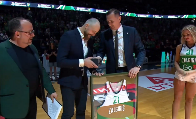 Pamatykite: „Žalgiris“ pagerbė karjerą baigusį A. Milaknį (VIDEO)