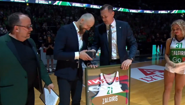 Pamatykite: „Žalgiris“ pagerbė karjerą baigusį A. Milaknį (VIDEO)