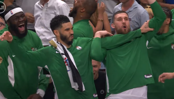 „Celtics“ atsidūrė per žingsnį nuo NBA titulo (VIDEO)