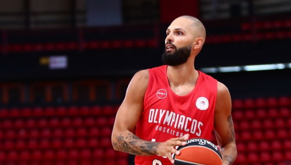 „Olympiacos“ po atkaklios kovos pranoko „Peristeri“