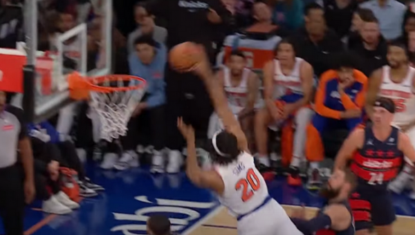 Gražiausias NBA nakties epizodas - monstriškas „Knicks“ aukštaūgio dėjimas (VIDEO)