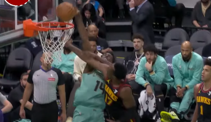 Gražiausias NBA nakties epizodas - efekintgas „Hornets“ puolėjo dėjimas (VIDEO)