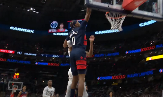 Gražiausias NBA nakties epizodas - B. Coulibaly dėjimas per V. Wembanyamą (VIDEO)