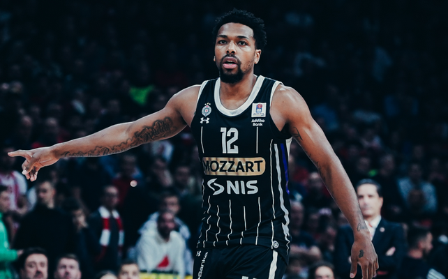 „Partizan“ marškinėlius ir toliau vilkės S. Brownas