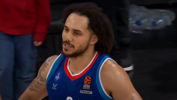 „Anadolu Efes“ pranoko „Panathinaikos“ ir išplėšė lemiamas serijos rungtynes