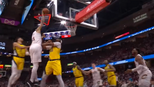 Gražiausias NBA nakties epizodas - galingas „Cavaliers“ aukštaūgio dėjimas (VIDEO)