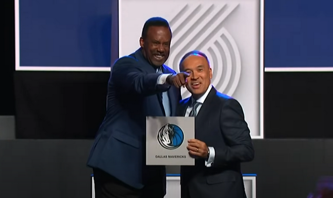 Pirmąjį NBA šaukimą laimėjo „Mavericks“ klubas (VIDEO)
