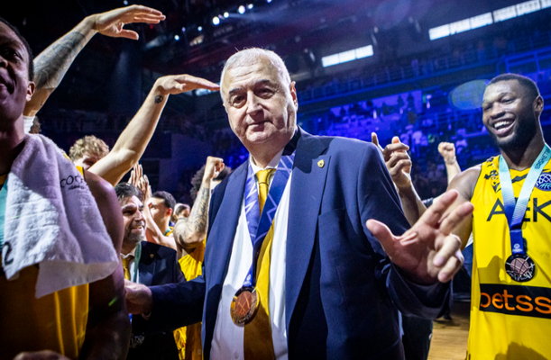 AEK pratęsė sutartį su treneriu D. Šakota