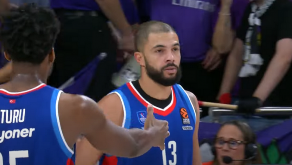 „Anadolu Efes“ sutriuškino Čempionų lygos finalo dalyvius