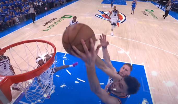 Gražiausias NBA nakties epizodas - Ch. Holmgreno dėjimas po C. Wallace'o perdavimo (VIDEO)