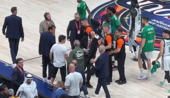 Pamatykite: „Panathinaikos“ savininkas užsipuolė teisėjus (VIDEO)