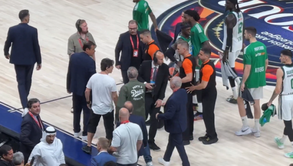 Pamatykite: „Panathinaikos“ savininkas užsipuolė teisėjus (VIDEO)