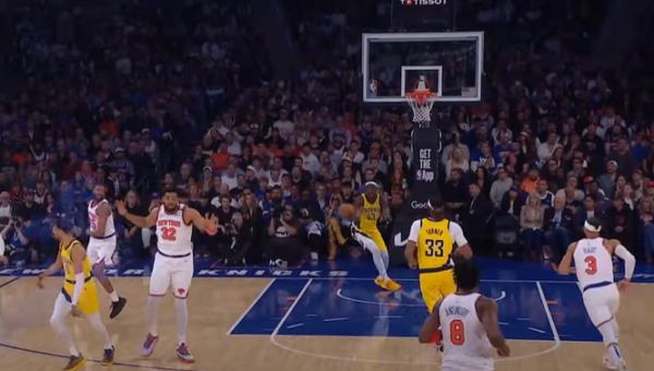 Gražiausias NBA nakties epizodas - P. Siakamo dėjimas po T. Haliburtono perdavimo (VIDEO)