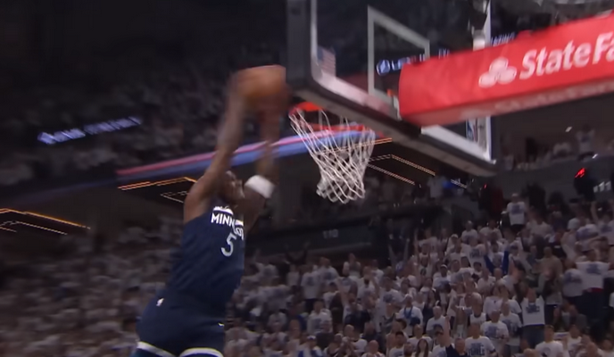 Gražiausias NBA nakties epizodas - A. Edwardso dėjimas greitoje atakoje (VIDEO)