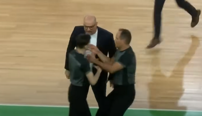 Pamatykite: Z. Mitrovičiaus prarado savitvardą ir užsipuolė teisėją (VIDEO)