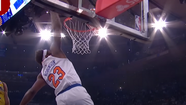 Gražiausias NBA nakties epizodas - M. Robinsono dėjimas po J. Brunsono perdavimo (VIDEO)