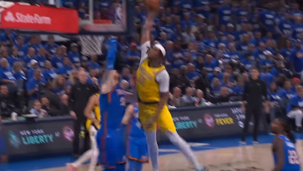Gražiausias NBA nakties epizodas - monstriškas M. Turnerio dėjimas į „Thunder“ krepšį