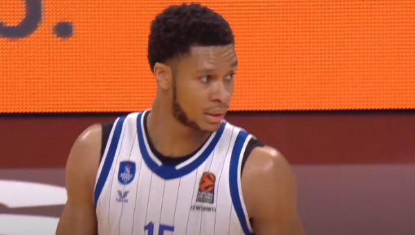 P.J. Dozieras oficialiai lieka „Anadolu Efes“ gretose