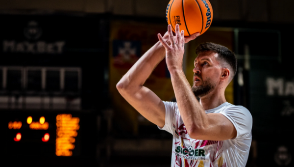 O. Kuzmičius kabina sportbačius ant vinies 