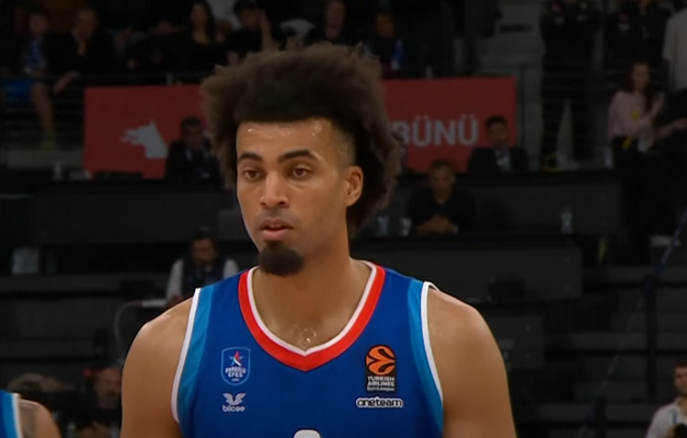 J. Nwora kelsis į „Crvena Zvezda“
