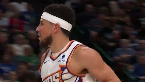 D. Bookeris pratęsė sutartį su „Suns“