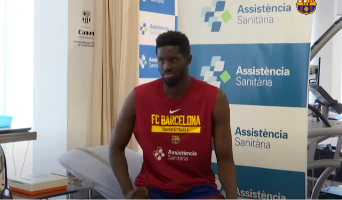 „Barcelona“ oficialiai pratęsė kontraktą su Y. Fallu