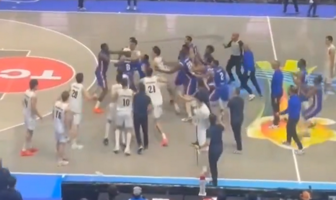 Amerikos čempionate - masinės žaidėjų muštynės (VIDEO)