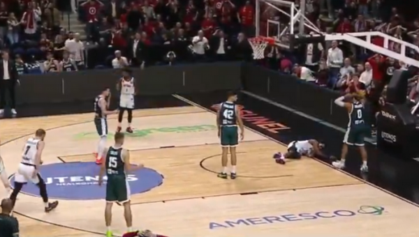 Kraupus epizodas: traumą patyręs „Ryto“ lyderis išneštas iš aikštės (VIDEO)