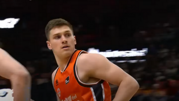 Oficialu: „Valencia“ puolėjas papildė „Emporio Armani“ gretas