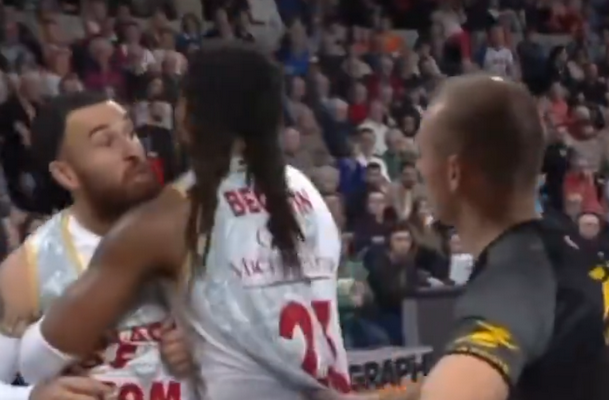 M. Jamesas nesuvaldė emocijų: užsipuolė teisėją (VIDEO)