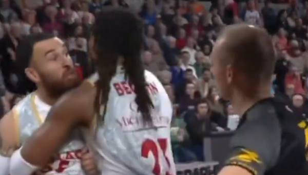 M. Jamesas nesuvaldė emocijų: užsipuolė teisėją (VIDEO)