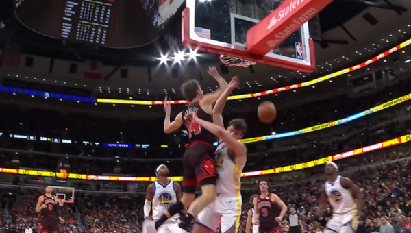 M. Buzelio dėjimas – įspūdingiausias NBA nakties momentas